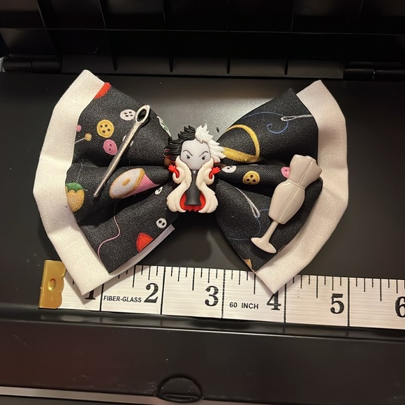 Disneys Cruella bow - Picture 3 of 4